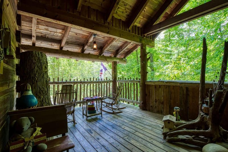 ER69 - Rachel's Tree House - Great location Close to all the action! cabin - image 13