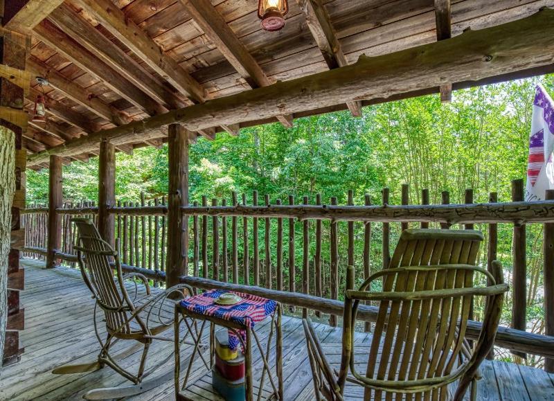 ER69 - Rachel's Tree House - Great location Close to all the action! cabin - image 18