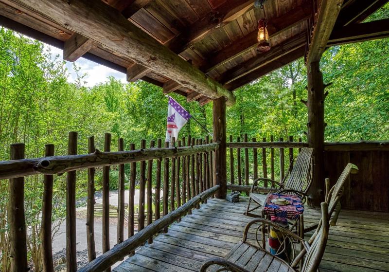 ER69 - Rachel's Tree House - Great location Close to all the action! cabin - image 3