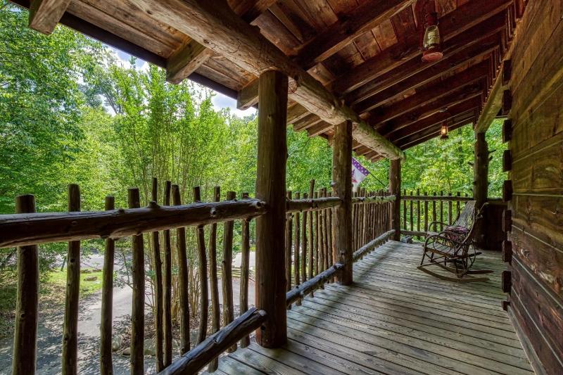 ER69 - Rachel's Tree House - Great location Close to all the action! cabin - image 4
