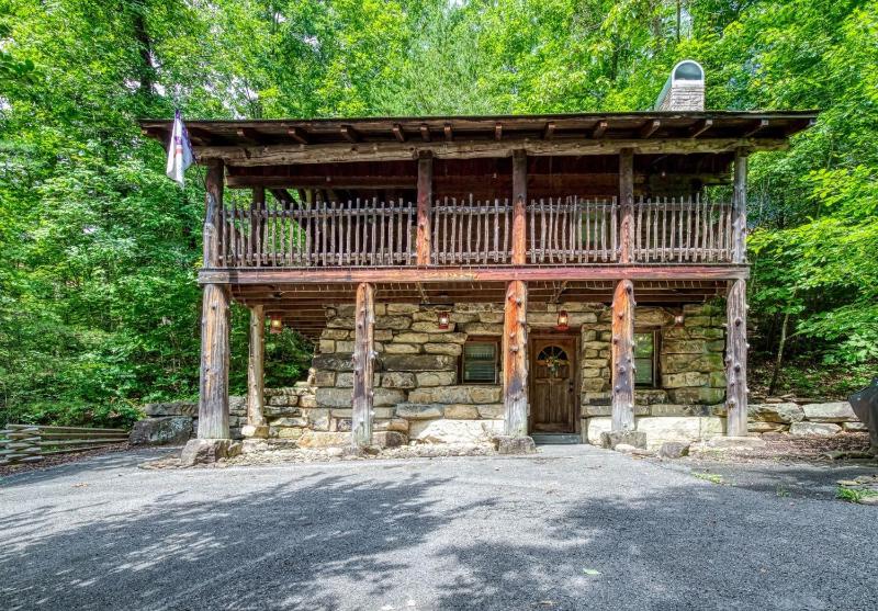 ER69 - Rachel's Tree House - Great location Close to all the action! cabin - image 27