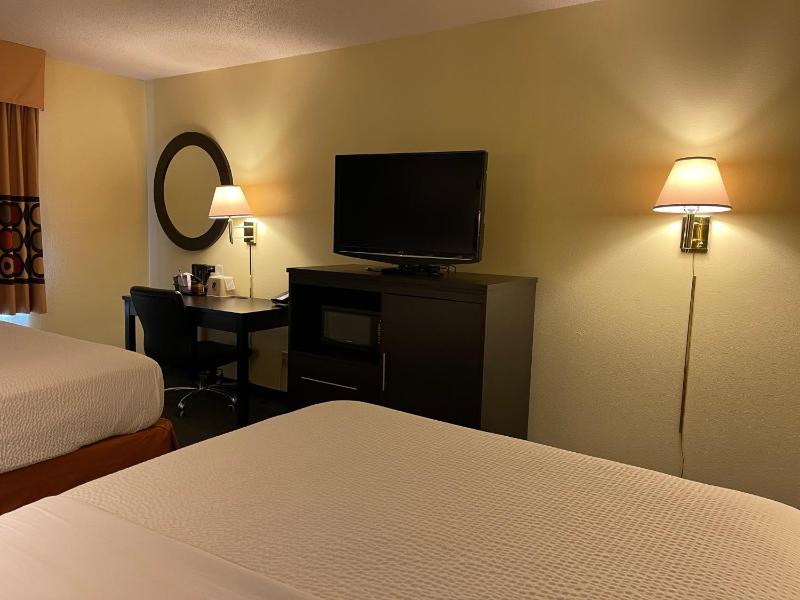 Studio Suite with Three Queen Beds - Non-Smoking image 1