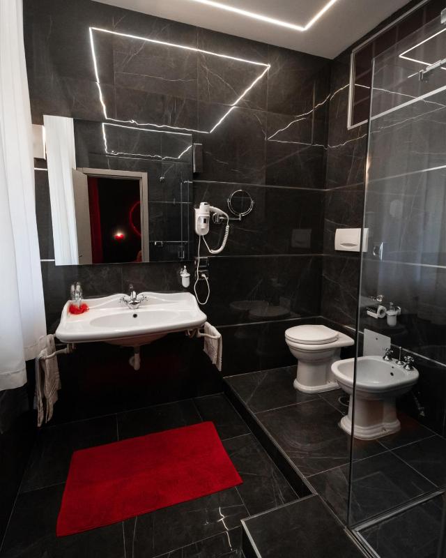 Suite with Spa Bath image 2
