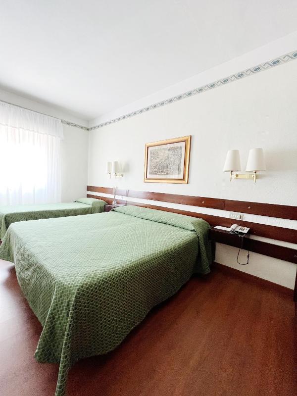 Standard Triple Room image 3