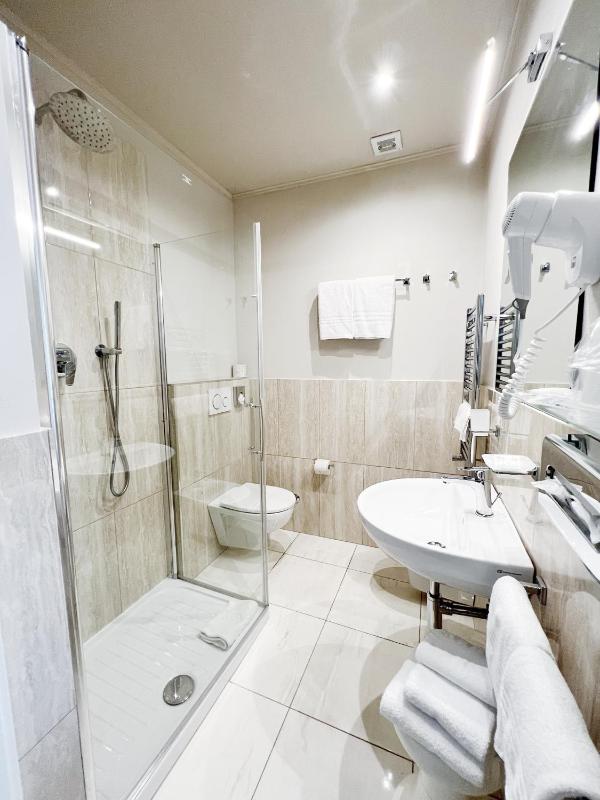 Standard Triple Room image 2