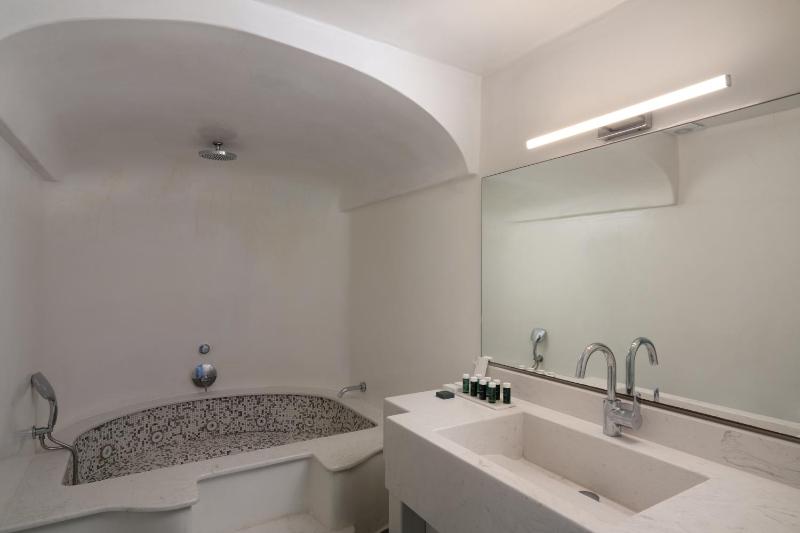 Junior Suite with Caldera View image 3