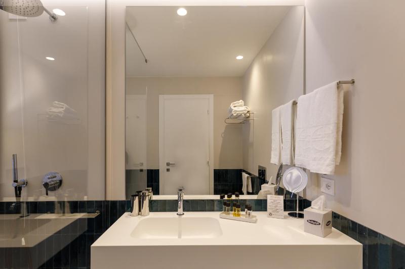 Deluxe Double or Twin Room with Balcony image 3