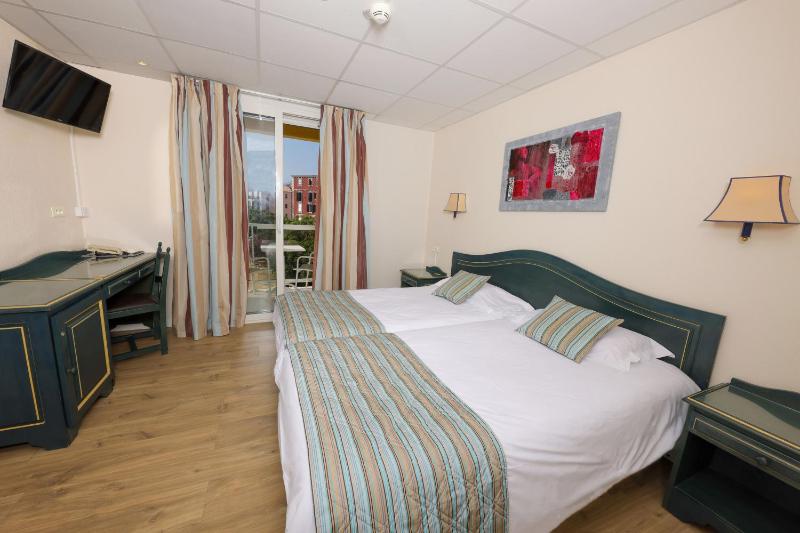 Standard Double Room with Garden View image 4