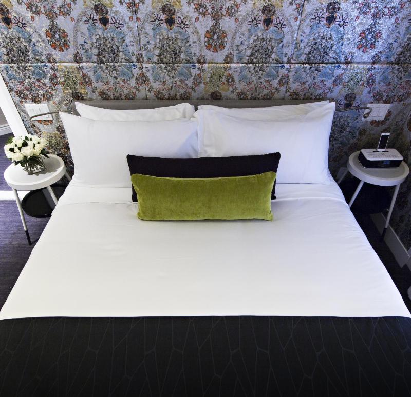 Queen Room with Roll In Shower - Accessible image 2