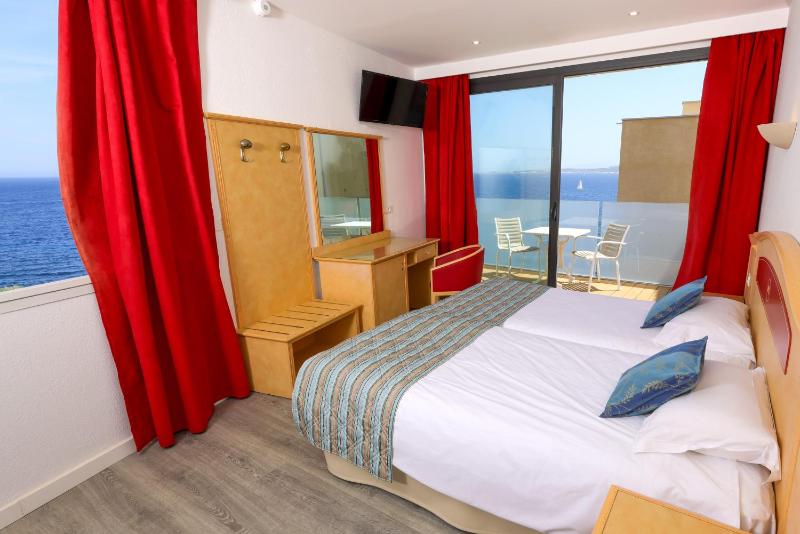 Quadruple Room with Partial Sea View image 1
