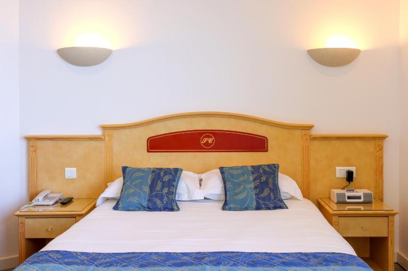 Quadruple Room with Partial Sea View image 3