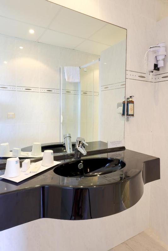 Standard Triple Room with Partial Sea View image 2