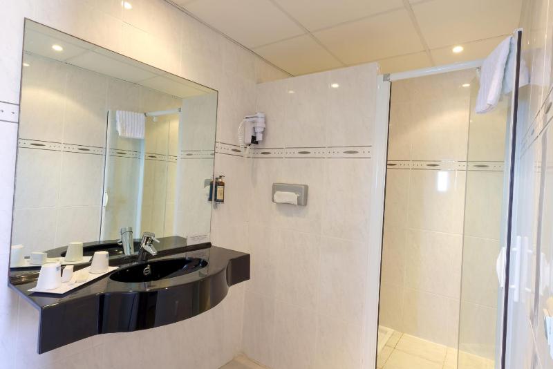 Standard Triple Room with Partial Sea View image 3