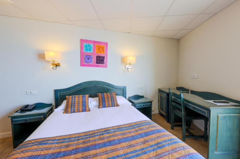 Standard Triple Room with Partial Sea View image 4