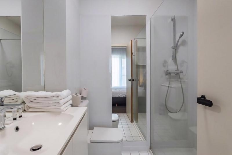Twin Room image 4