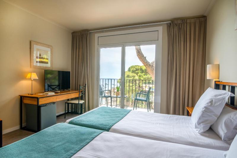 Double Room with Balcony and Sea View image 3