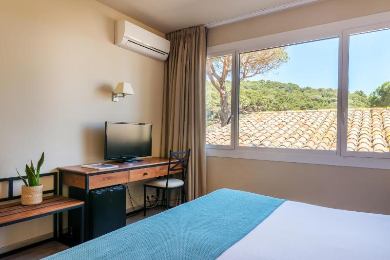 Double Room with Window image 2