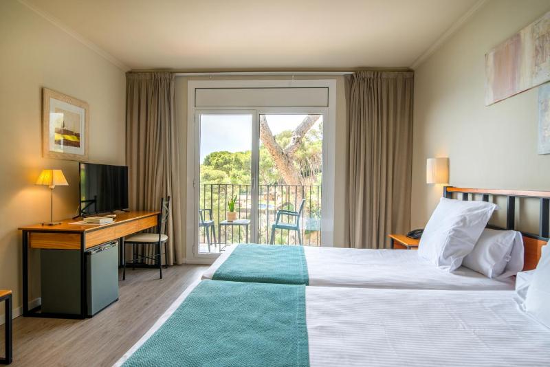 Double Room with Balcony image 4