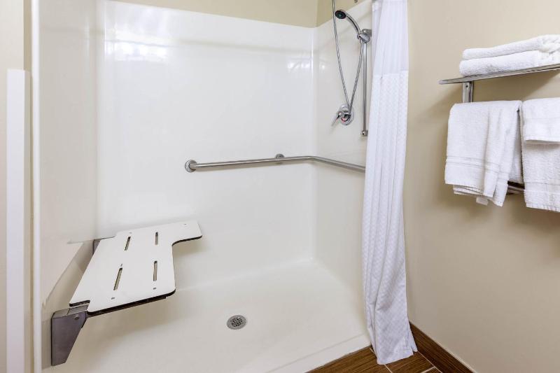 Queen Room with Two Queen Beds - Mobility Access/Non-Smoking image 2