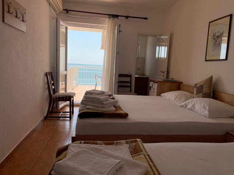 Standard Triple Room with Sea View image 4
