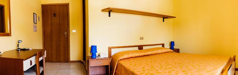 Double Room image 3