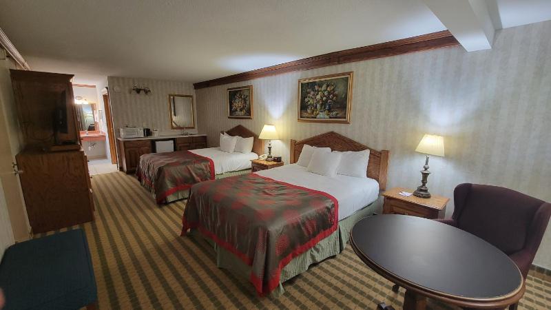 Deluxe Queen Room with Two Queen Beds - Non-Smoking image 2