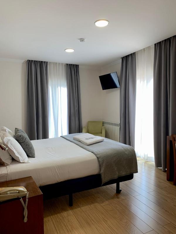 Superior King Room image 3
