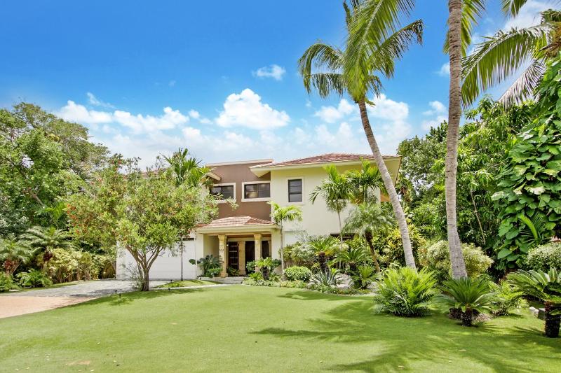Spacious 4 Bedroom Villa with Pool Touring Cart & Maid - image 28