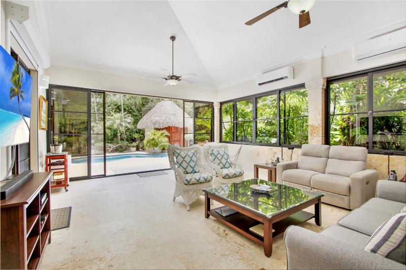 Spacious 4 Bedroom Villa with Pool Touring Cart & Maid - image 10