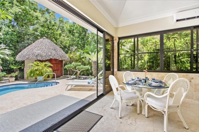 Spacious 4 Bedroom Villa with Pool Touring Cart & Maid - image 11
