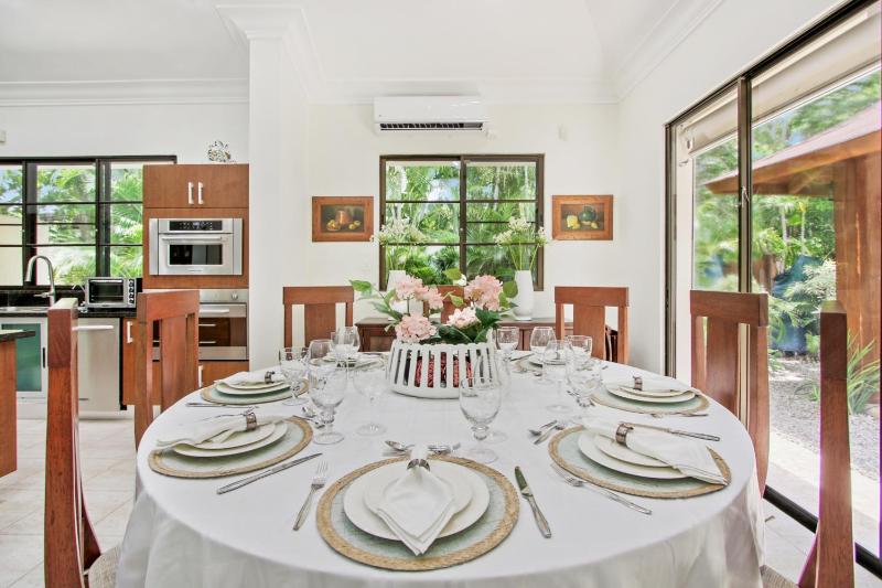 Spacious 4 Bedroom Villa with Pool Touring Cart & Maid - image 25