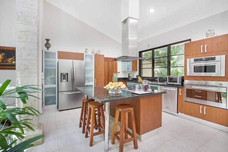 Spacious 4 Bedroom Villa with Pool Touring Cart & Maid - image 43