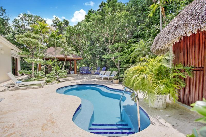 Spacious 4 Bedroom Villa with Pool Touring Cart & Maid - image 21