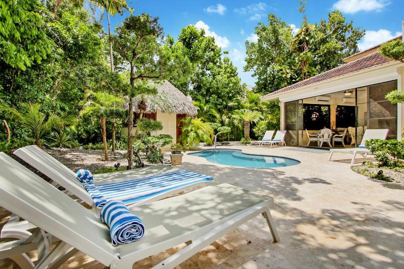 Spacious 4 Bedroom Villa with Pool Touring Cart & Maid - image 37