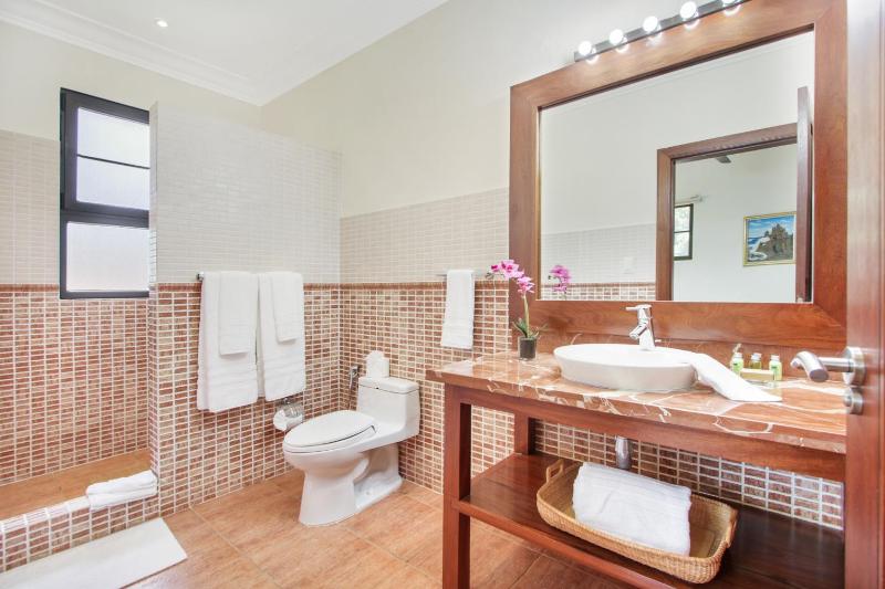 Spacious 4 Bedroom Villa with Pool Touring Cart & Maid - image 34