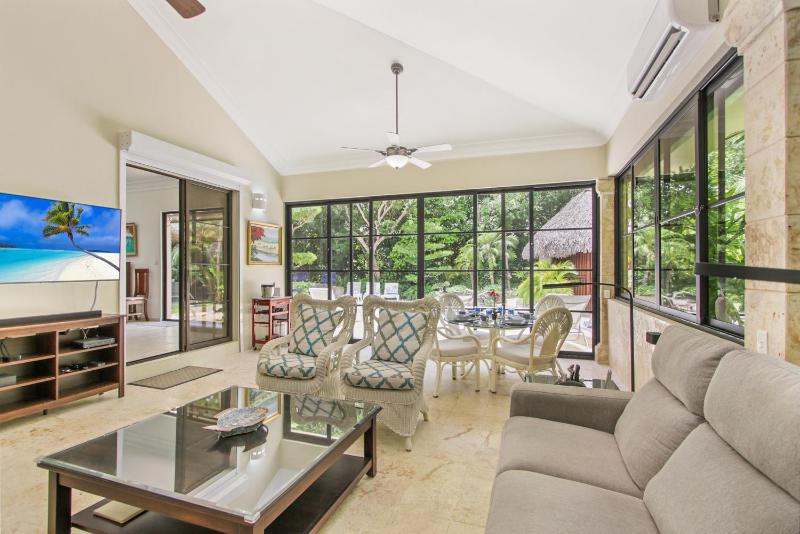 Spacious 4 Bedroom Villa with Pool Touring Cart & Maid - image 13