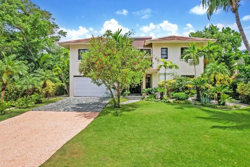 Spacious 4 Bedroom Villa with Pool Touring Cart & Maid - image 31