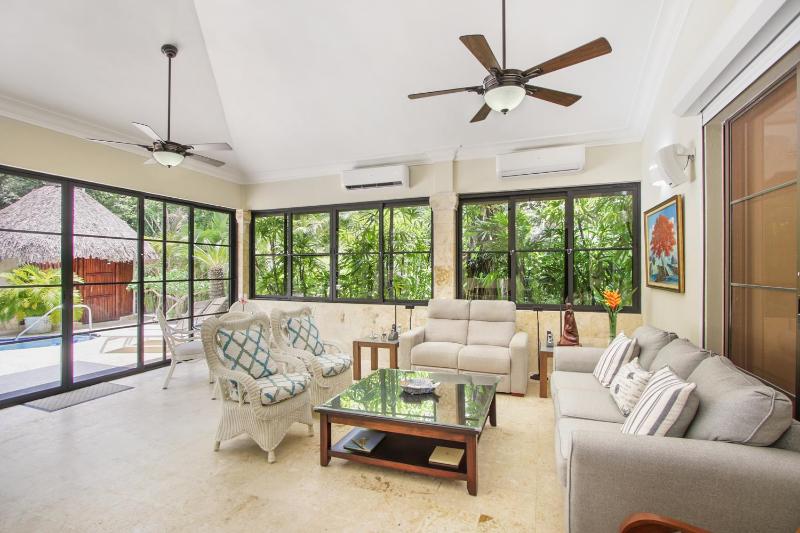 Spacious 4 Bedroom Villa with Pool Touring Cart & Maid - image 32