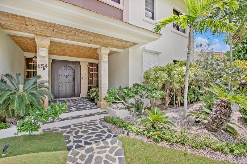 Spacious 4 Bedroom Villa with Pool Touring Cart & Maid - image 20