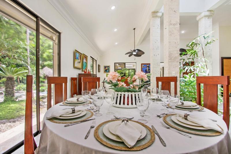 Spacious 4 Bedroom Villa with Pool Touring Cart & Maid - image 16
