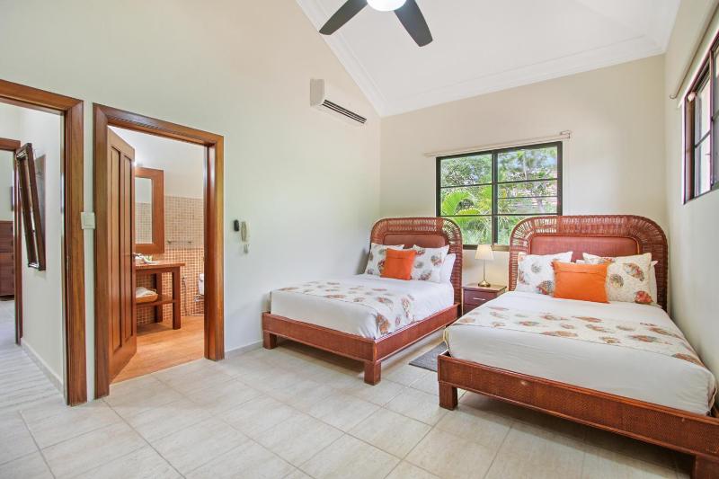 Spacious 4 Bedroom Villa with Pool Touring Cart & Maid - image 44
