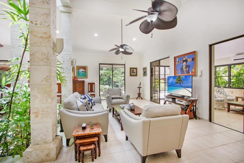 Spacious 4 Bedroom Villa with Pool Touring Cart & Maid - image 3