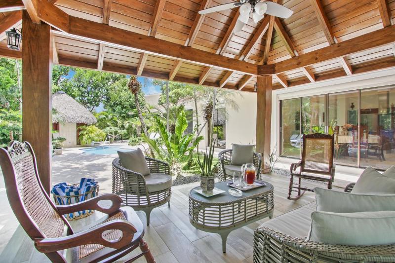 Spacious 4 Bedroom Villa with Pool Touring Cart & Maid - image 8