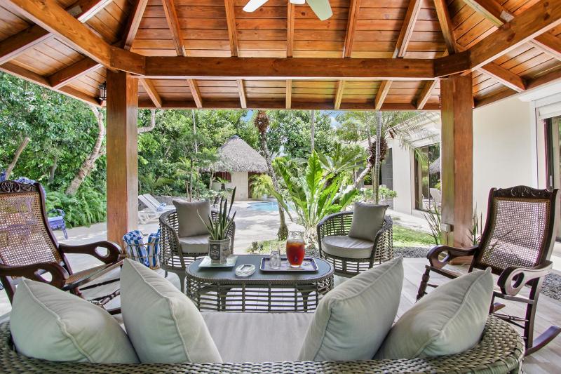 Spacious 4 Bedroom Villa with Pool Touring Cart & Maid - image 9