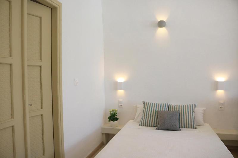 Standard Quadruple Room image 4