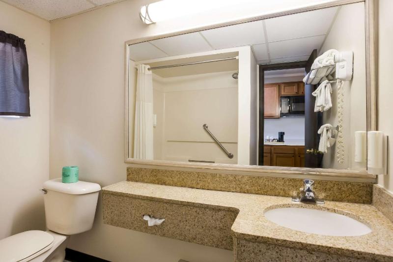 Quadruple Room with Two Queen Beds - Disability Access/Non Smoking image 1