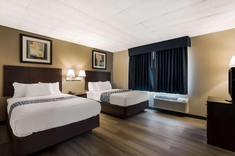 Quadruple Room - Non Smoking/Exterior Corridor image 1