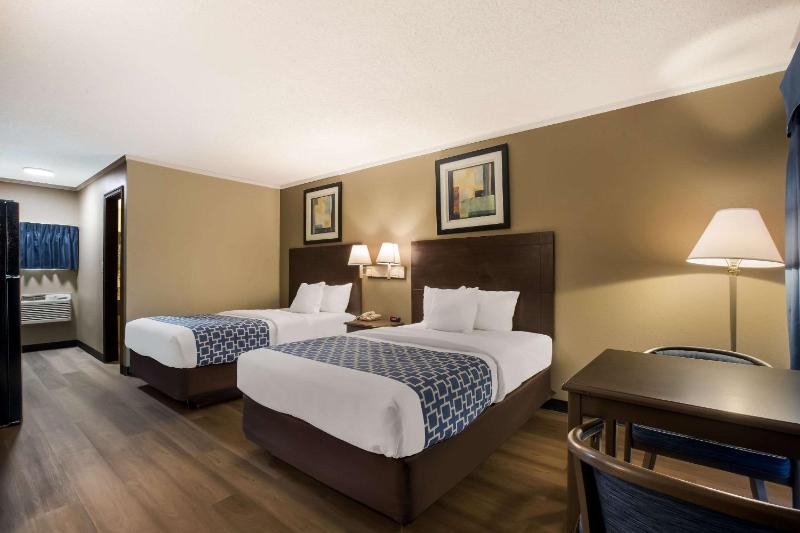 Quadruple Room with Two Queen Beds - Disability Access/Non Smoking image 4