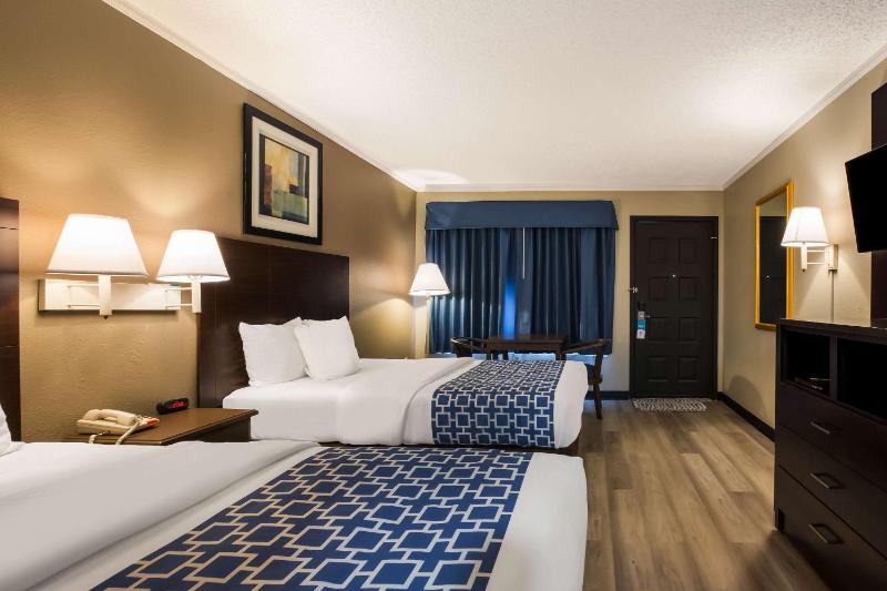 Quadruple Room with Two Queen Beds - Disability Access/Non Smoking image 2