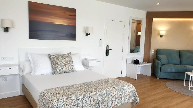 Deluxe Double Room with Balcony and Sea View image 4